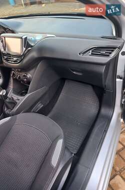 Хетчбек Peugeot 208 2015 в 