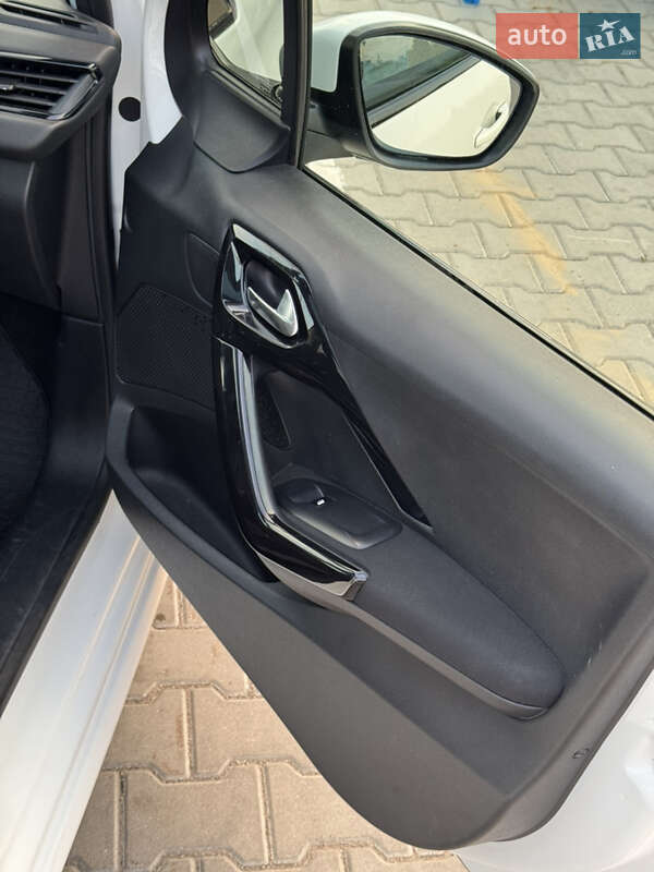 Хэтчбек Peugeot 208 2013 в Виннице