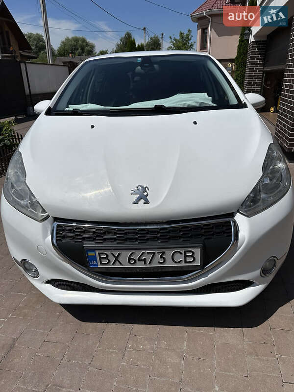 Хэтчбек Peugeot 208 2013 в 