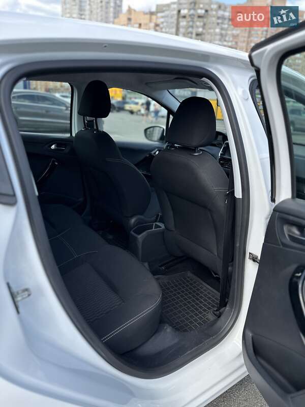 Хэтчбек Peugeot 208 2017 в Киеве