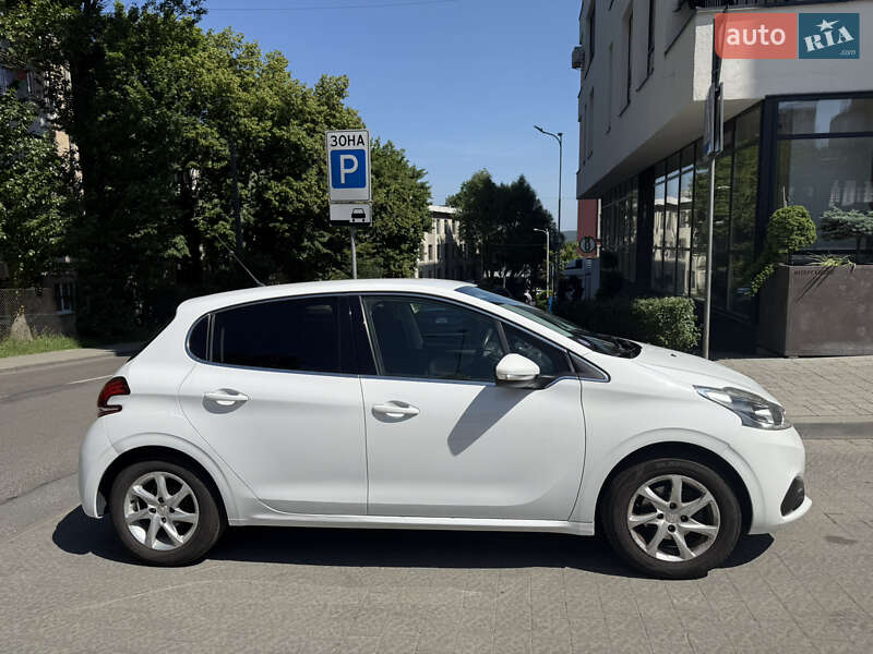 Хэтчбек Peugeot 208 2016 в Львове