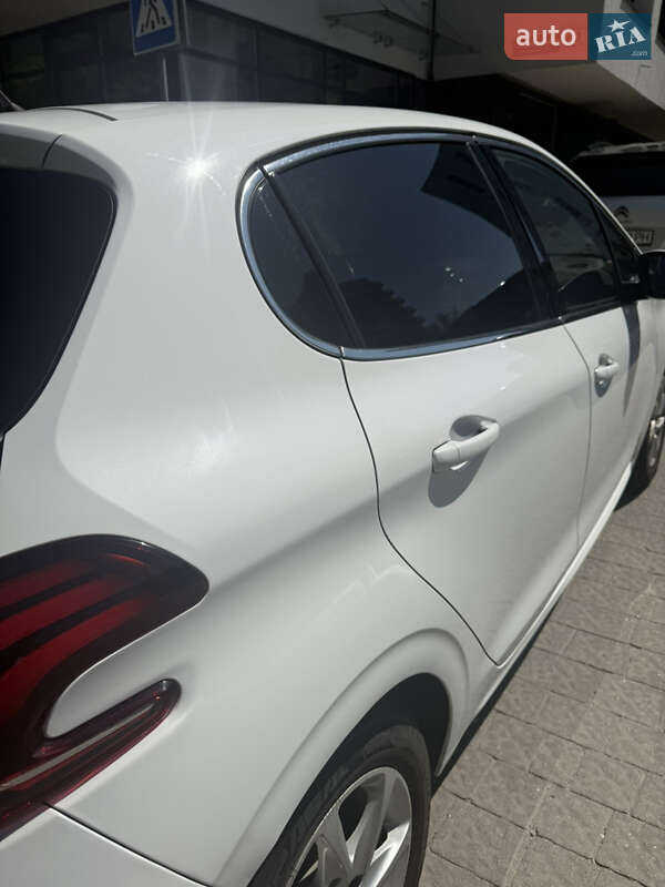 Хэтчбек Peugeot 208 2016 в Львове