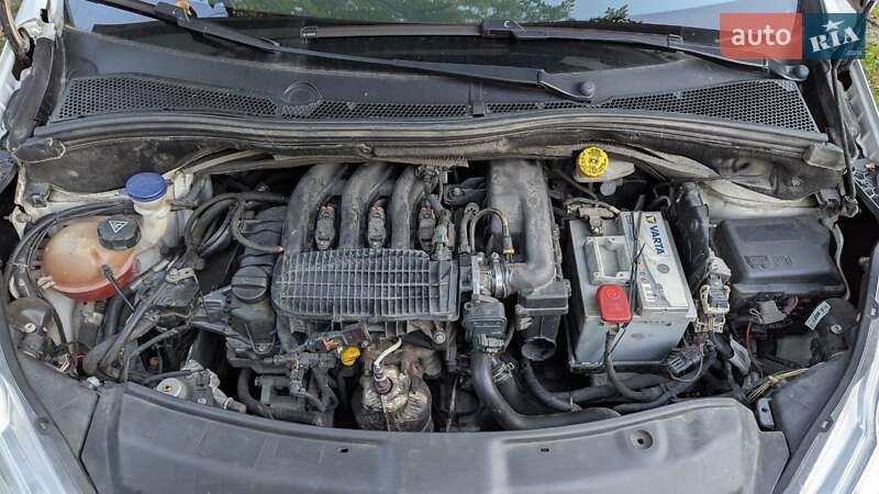 Хэтчбек Peugeot 208 2013 в Киеве фото 7 Хэтчбек Peugeot 208 2013 в Киеве