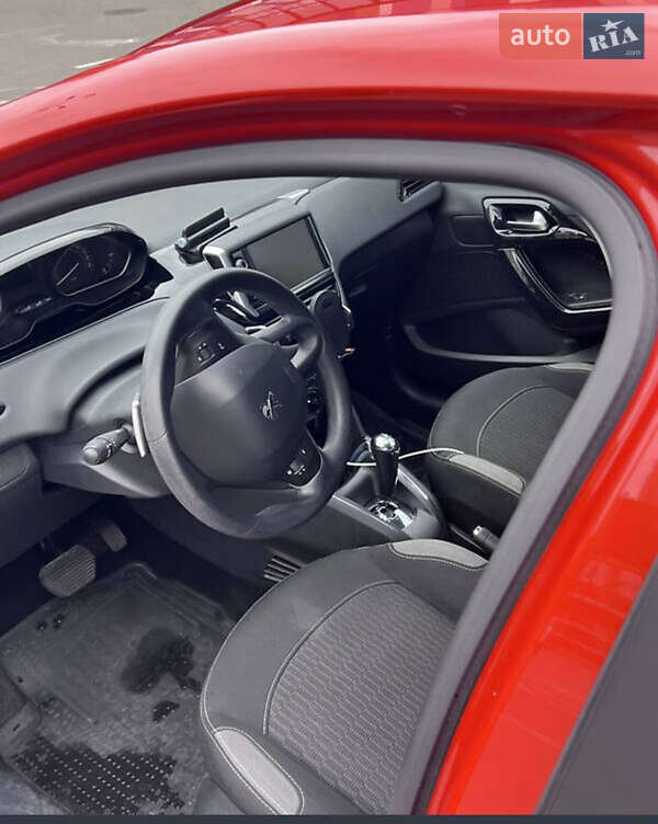 Хетчбек Peugeot 208 2015 в Львові