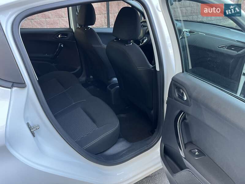 Хэтчбек Peugeot 208 2018 в Киеве