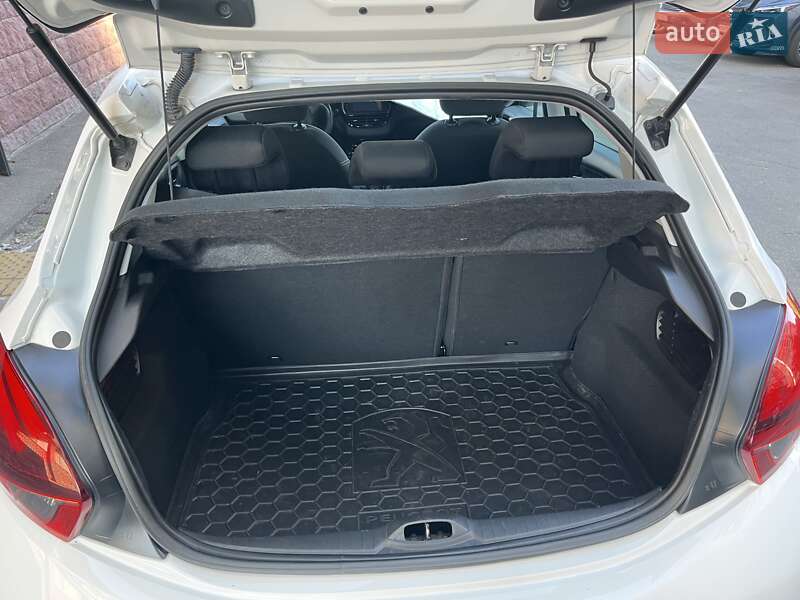 Хэтчбек Peugeot 208 2018 в Киеве
