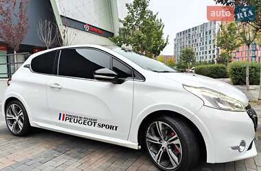 Хетчбек Peugeot 208 2013 в 