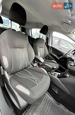 Хэтчбек Peugeot 208 2013 в 