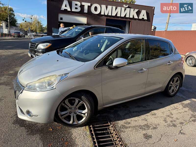 Хэтчбек Peugeot 208 2013 в Киеве