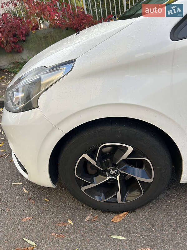 Хэтчбек Peugeot 208 2016 в Киеве фото 3 Хэтчбек Peugeot 208 2016 в Киеве