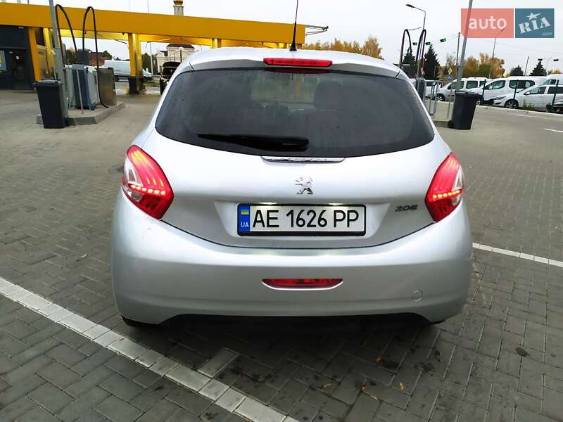 Хетчбек Peugeot 208 2013 в Дніпрі