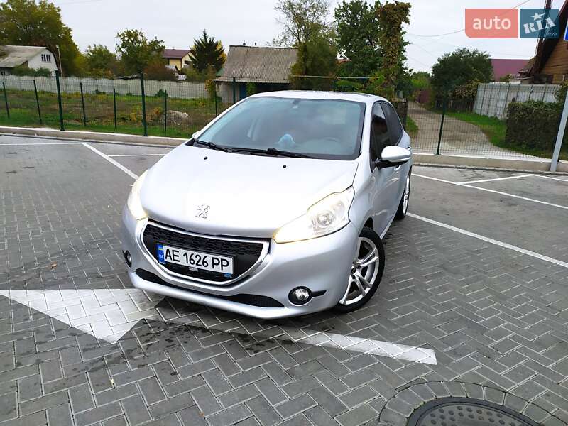 Хетчбек Peugeot 208 2013 в Дніпрі