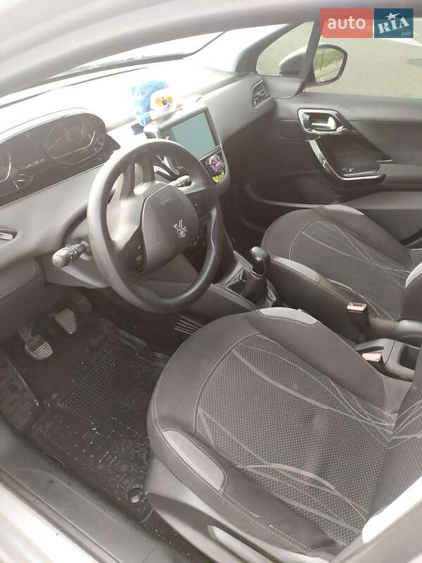 Хетчбек Peugeot 208 2013 в Дніпрі