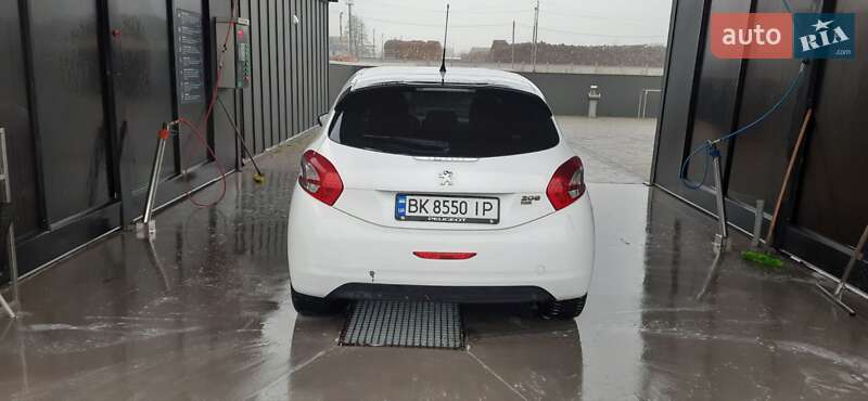 Хэтчбек Peugeot 208 2012 в Брошневе-Осаде