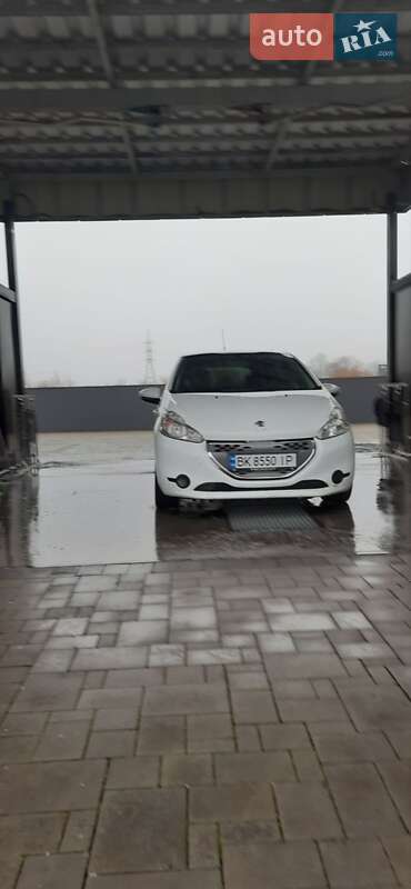 Хэтчбек Peugeot 208 2012 в Брошневе-Осаде