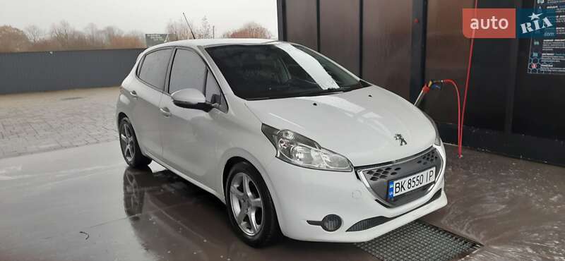 Хэтчбек Peugeot 208 2012 в Брошневе-Осаде