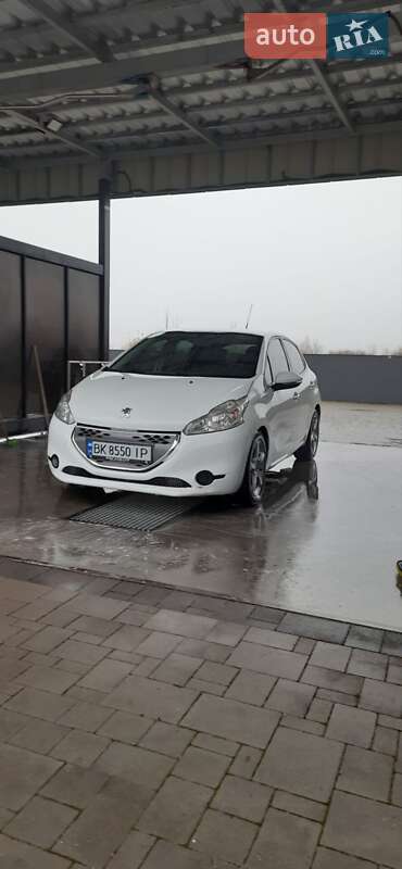 Хэтчбек Peugeot 208 2012 в Брошневе-Осаде