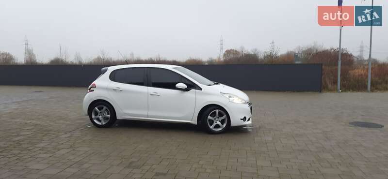 Хэтчбек Peugeot 208 2012 в Брошневе-Осаде