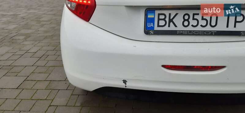 Хэтчбек Peugeot 208 2012 в Брошневе-Осаде