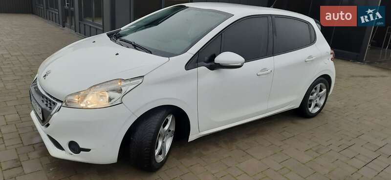 Хэтчбек Peugeot 208 2012 в Брошневе-Осаде