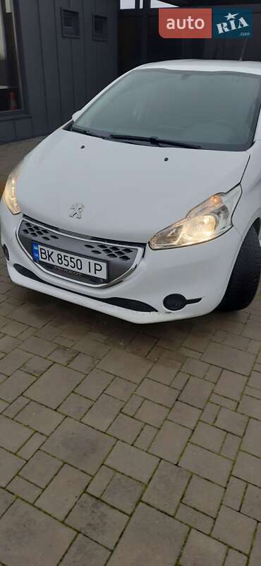 Хэтчбек Peugeot 208 2012 в Брошневе-Осаде
