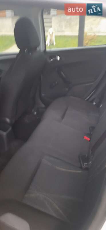 Хэтчбек Peugeot 208 2012 в Брошневе-Осаде