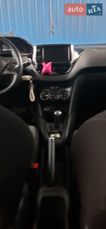 Хэтчбек Peugeot 208 2012 в Брошневе-Осаде