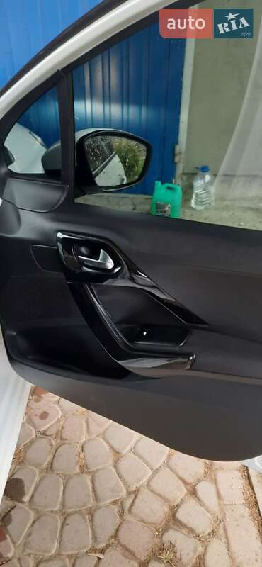 Хэтчбек Peugeot 208 2012 в Брошневе-Осаде