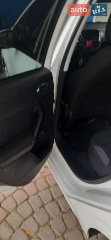 Хэтчбек Peugeot 208 2012 в Брошневе-Осаде