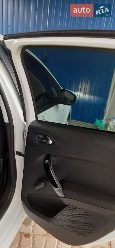 Хэтчбек Peugeot 208 2012 в Брошневе-Осаде