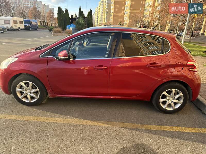 Хэтчбек Peugeot 208 2014 в Киеве