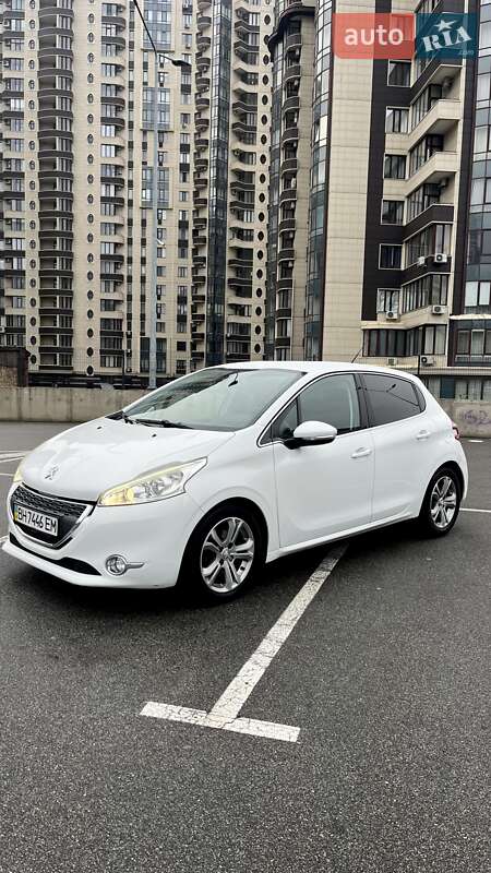 Хэтчбек Peugeot 208 2013 в Киеве