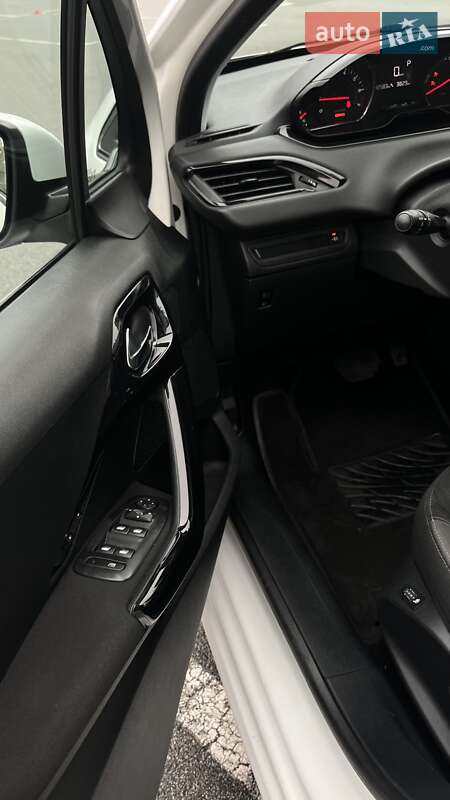 Хэтчбек Peugeot 208 2013 в Киеве