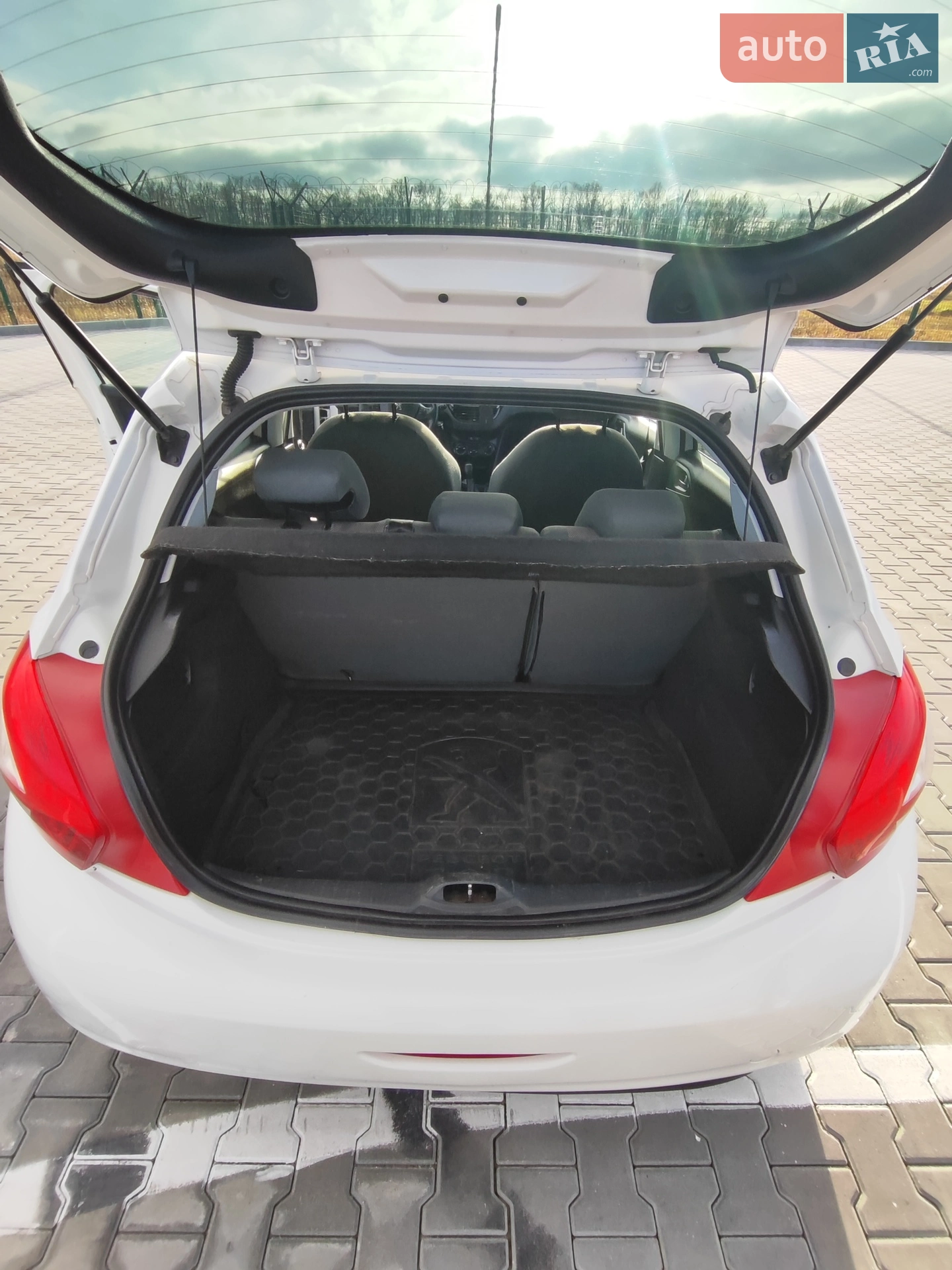 2013 Peugeot 208 - мініатюра 11