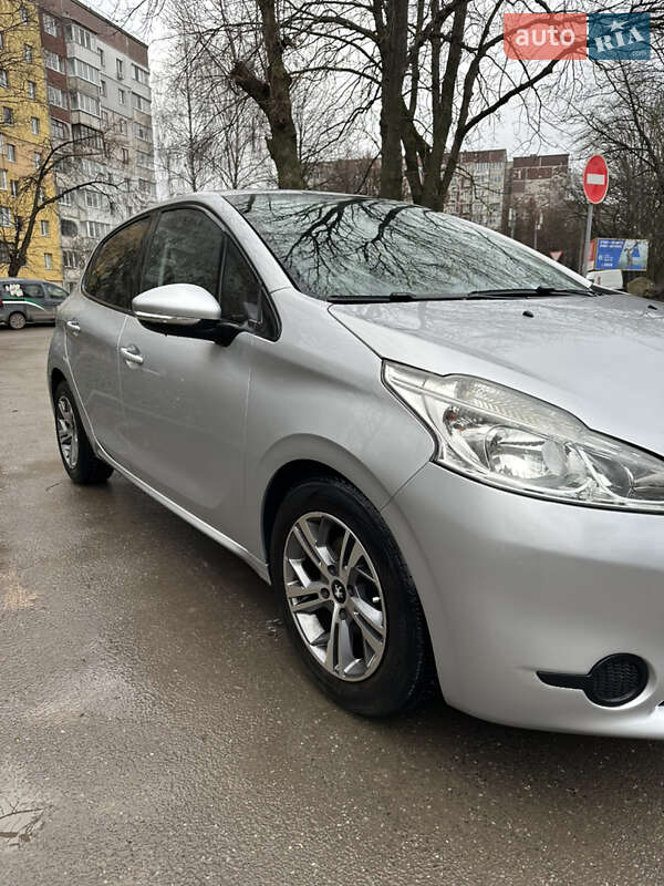 Peugeot 208 2012