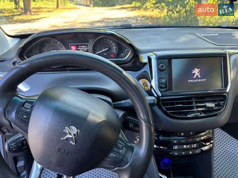 Хэтчбек Peugeot 208 2012 в Савинцах