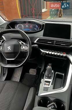 Внедорожник / Кроссовер Peugeot 3008 2017 в 