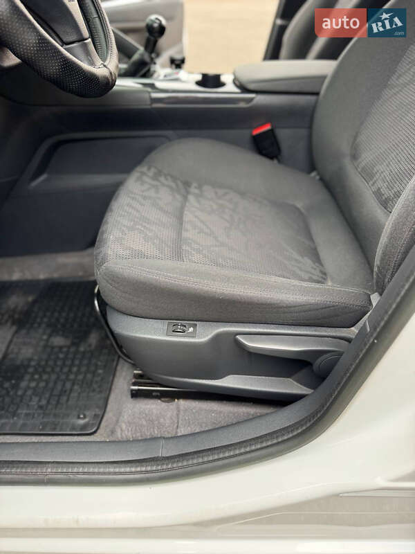 Позашляховик / Кросовер Peugeot 3008 2013 в Первомайську