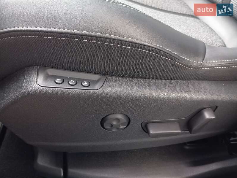 Внедорожник / Кроссовер Peugeot 3008 2019 в Киеве фото 13 Внедорожник / Кроссовер Peugeot 3008 2019 в Киеве