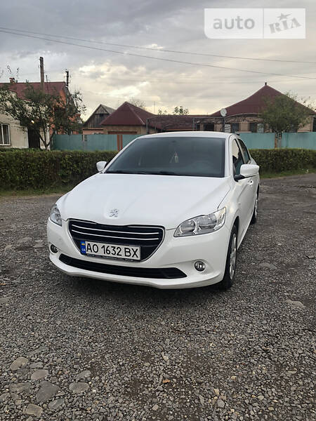 Седан Peugeot 301 2013 в Иршаве