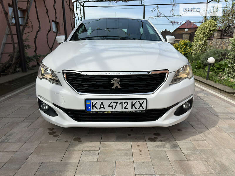 Седан Peugeot 301 2017 в Иршаве