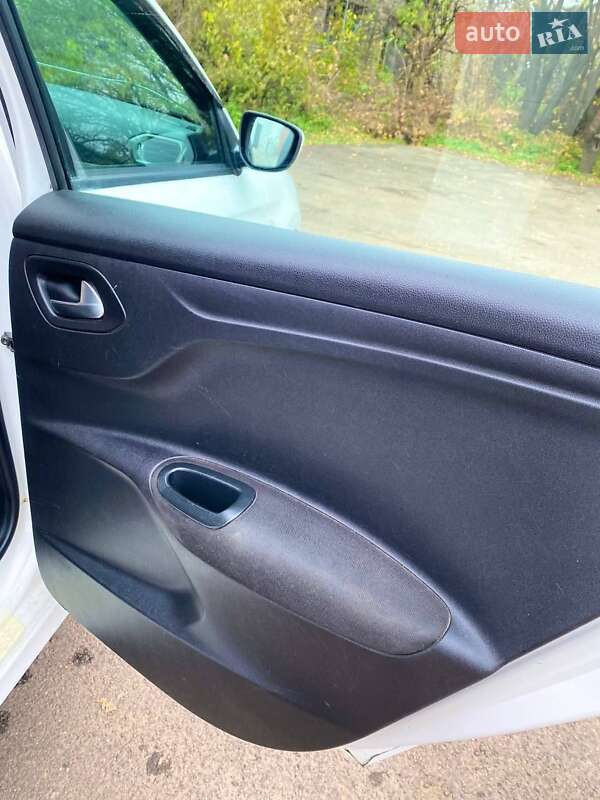 Седан Peugeot 301 2013 в Переяславе