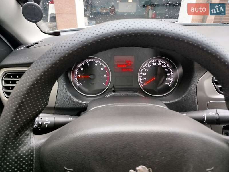 Седан Peugeot 301 2018 в Обухові