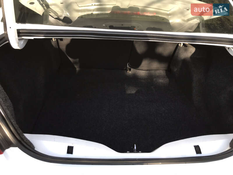 Седан Peugeot 301 2016 в Карлівці