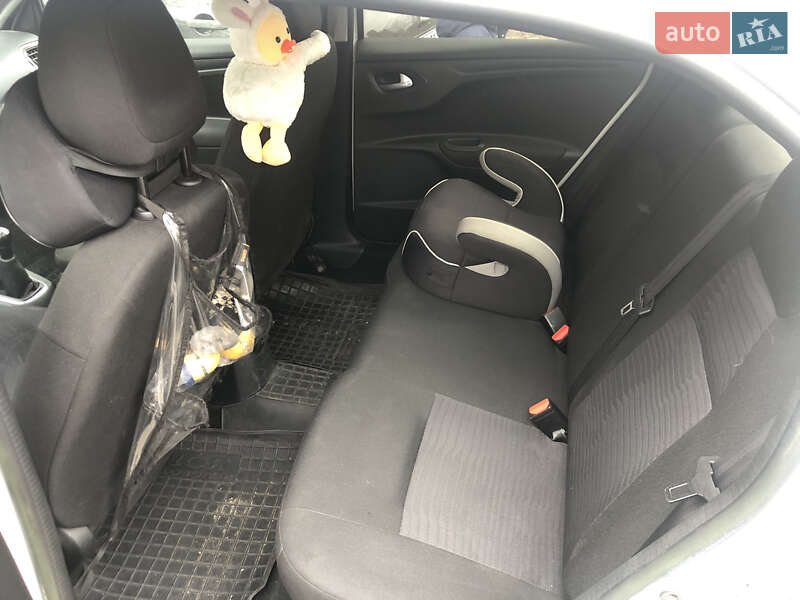 Седан Peugeot 301 2013 в Києві