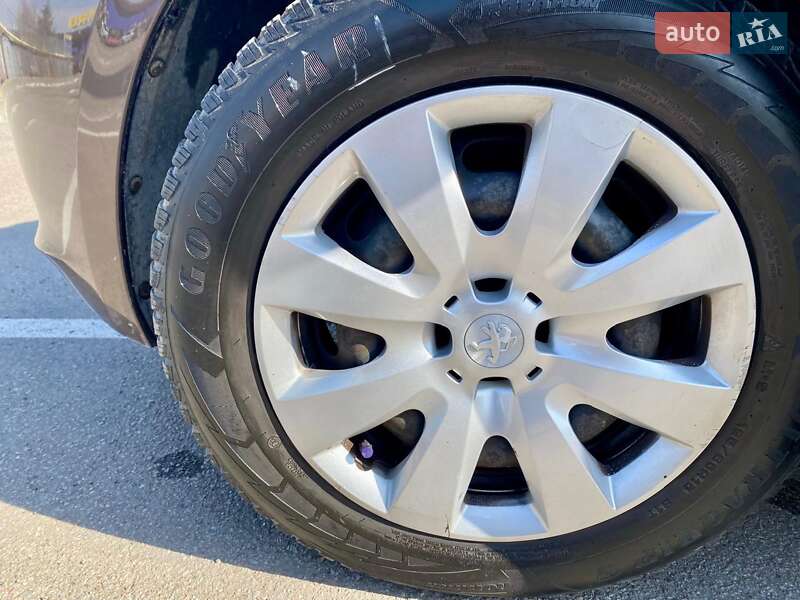 Седан Peugeot 301 2016 в Івано-Франківську