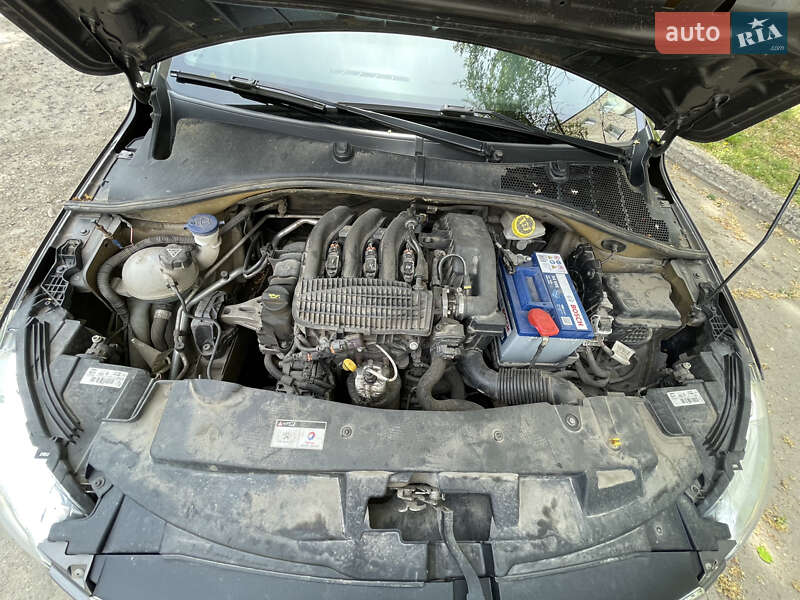 Седан Peugeot 301 2017 в Сокале