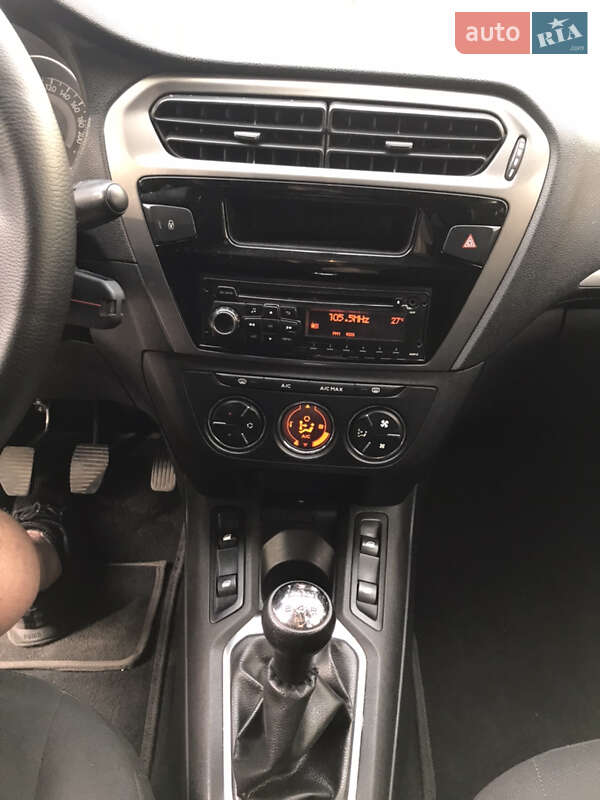 Седан Peugeot 301 2016 в Карлівці