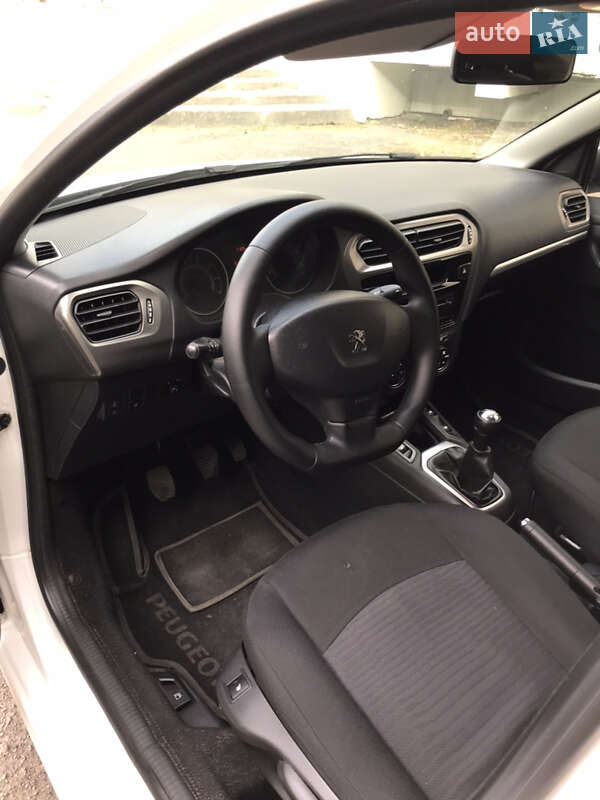 Седан Peugeot 301 2016 в Карлівці