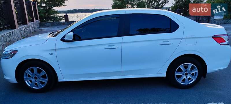 Седан Peugeot 301 2013 в Горішніх Плавнях